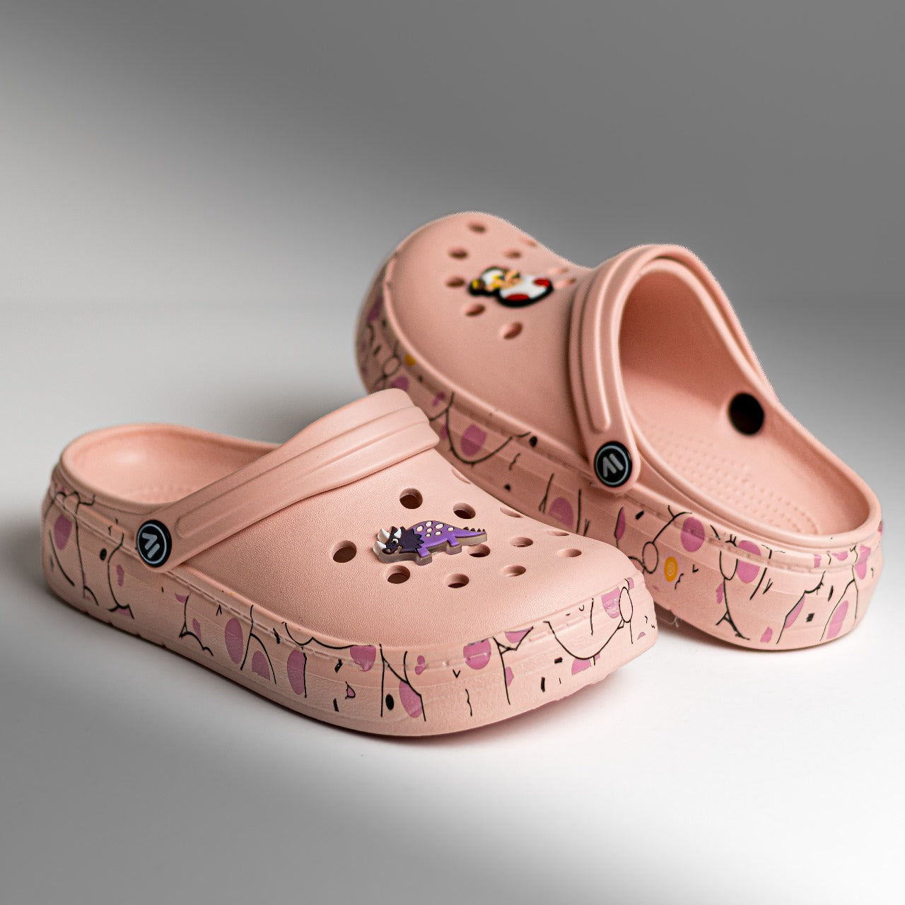 🐾 ¡Pantuflas Unisex con Pins de Caricaturas! 👟