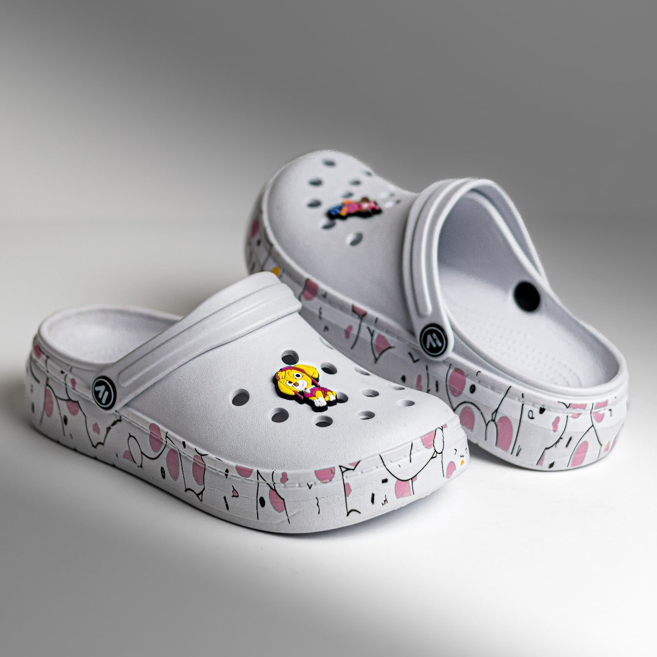 🐾 ¡Pantuflas Unisex con Pins de Caricaturas! 👟