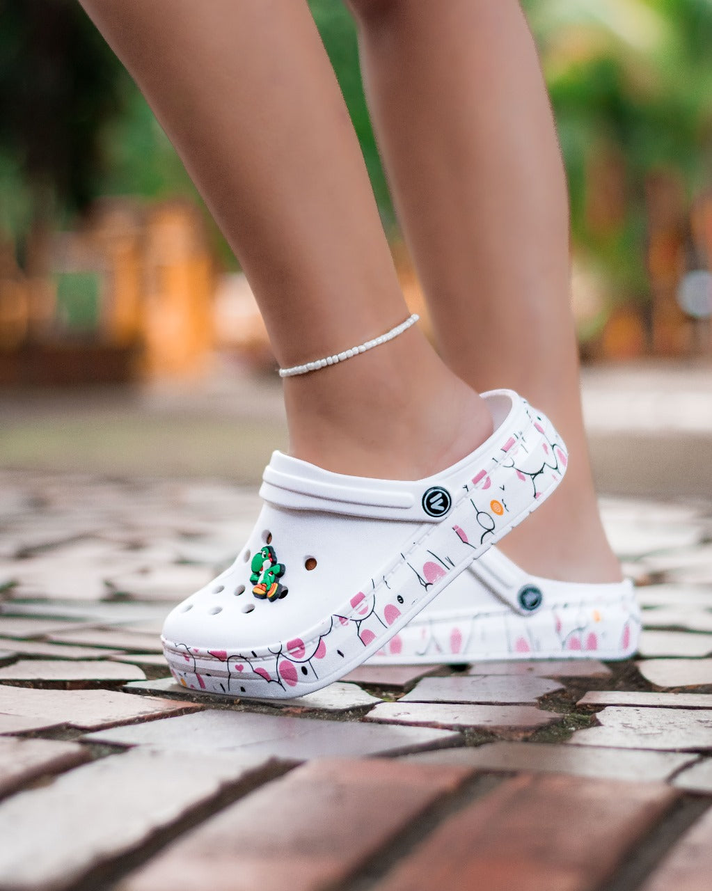 🐾 ¡Pantuflas Unisex con Pins de Caricaturas! 👟