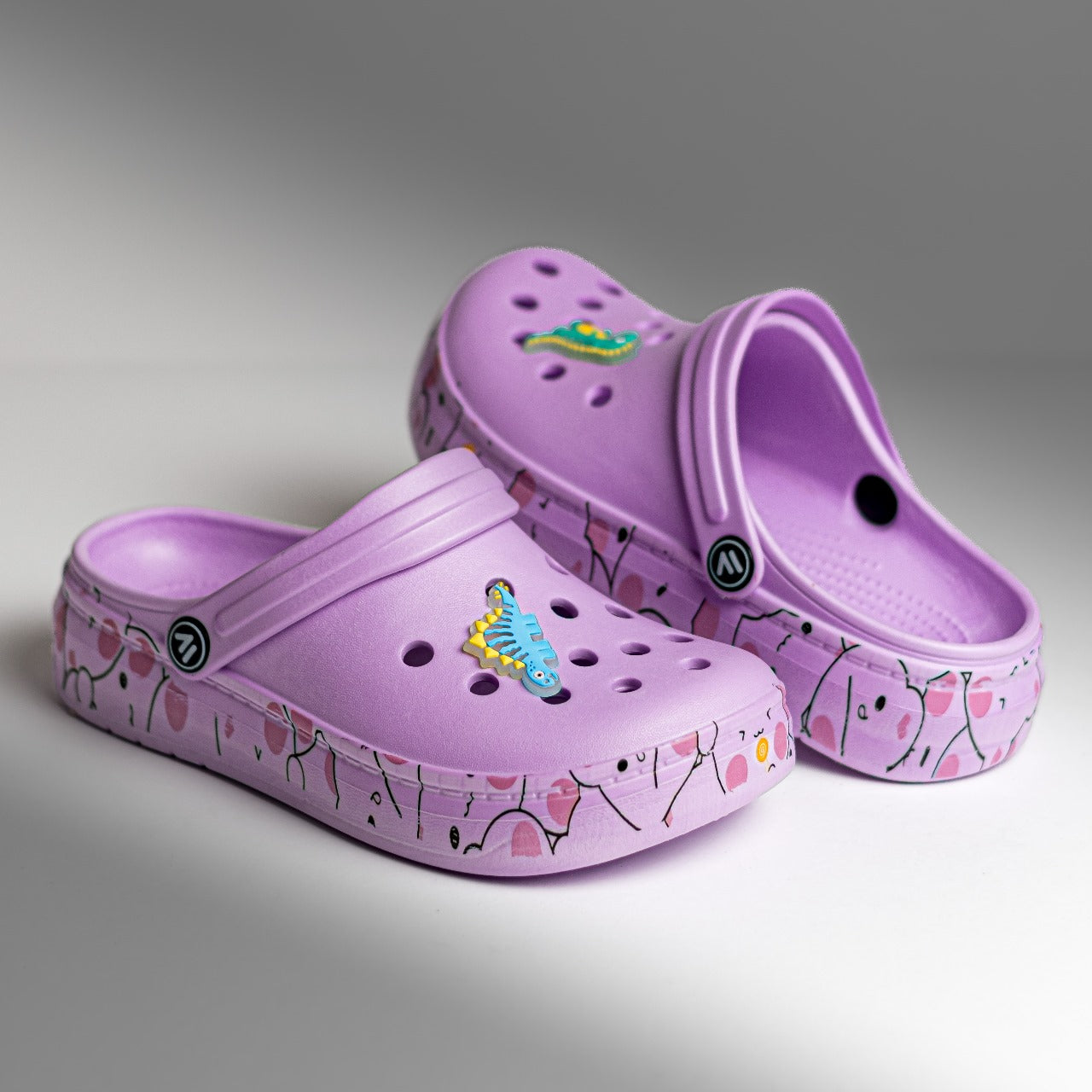 🐾 ¡Pantuflas Unisex con Pins de Caricaturas! 👟