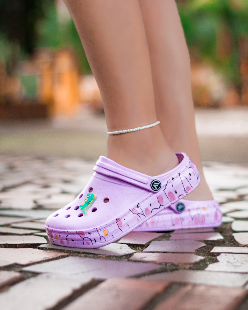 🐾 ¡Pantuflas Unisex con Pins de Caricaturas! 👟