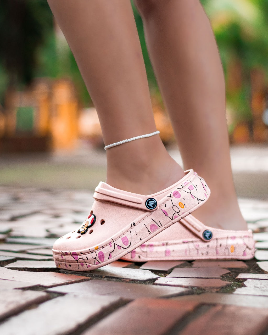 🐾 ¡Pantuflas Unisex con Pins de Caricaturas! 👟