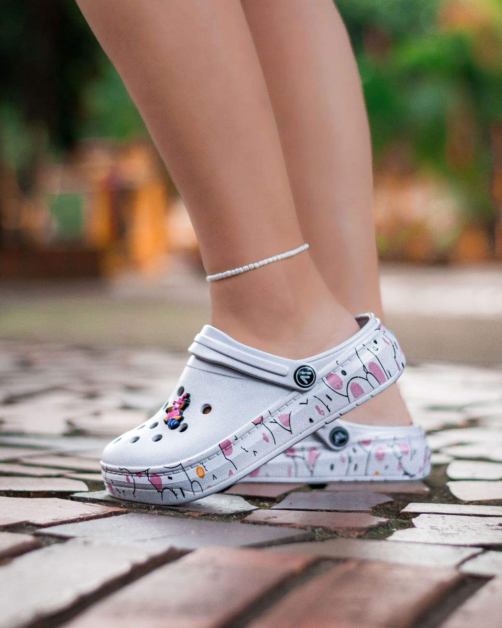🐾 ¡Pantuflas Unisex con Pins de Caricaturas! 👟