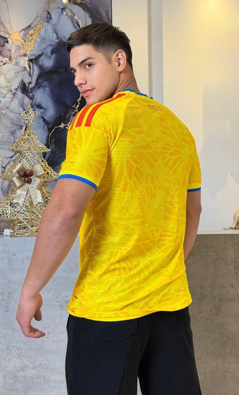 Camiseta Colombia Bordada Caja™ 🇨🇴 | Edición Fans Copa 2026